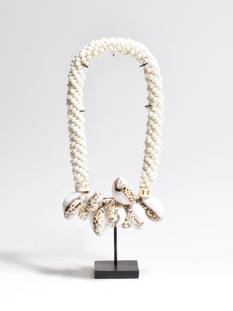 The Cheetah Chain White schelpenketting op standaard